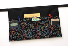 Load image into Gallery viewer, Teacher apron with pockets, waitress apron, server apron, vendor apron zipper pocket apron, black utility apron for women, classroom apron