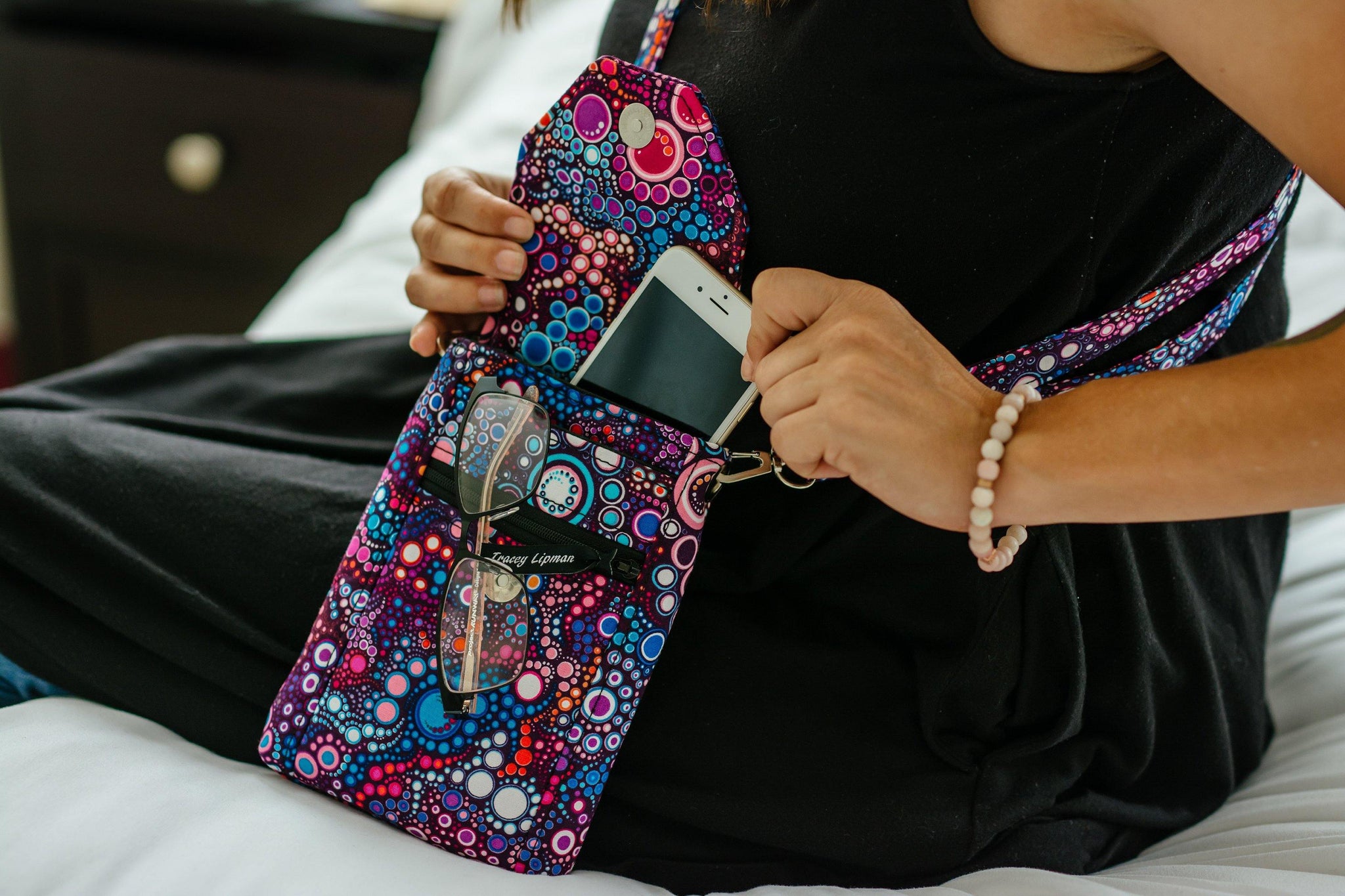 PURSEO Women Pearl Clutch Silk Saree Mobile Pouch Waist Clip Ladies Phone  Purse for Gift Mobile Bag / Mobile Hanging pouch / Potli Bag for Ladies /  Bridal Pouch / Stone Purse